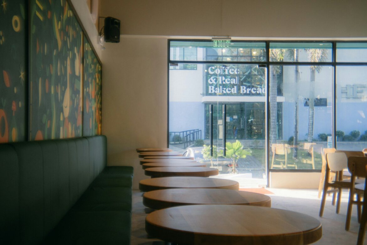 한적한 카페 이미지