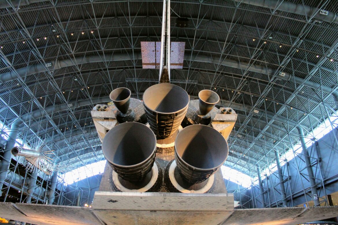 우주왕복선 엔진 이미지